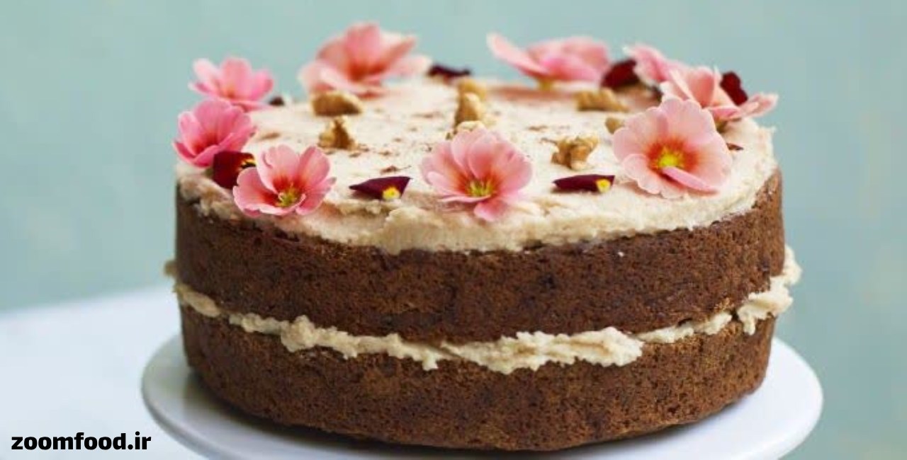 کیک با تزئین گل های طبیعی